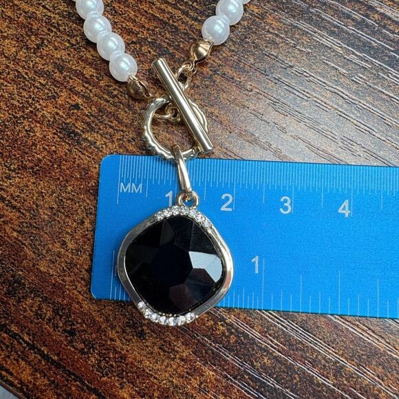 Elegant Gold Layered Necklace with Black Rhinestone Pendant - Picture 4 of 7